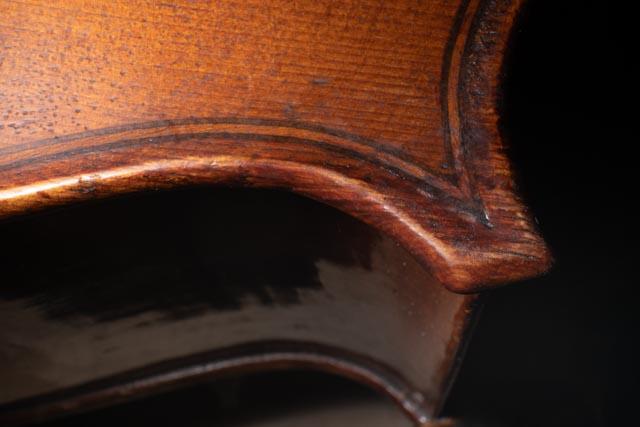 Rération de coin de violon avec retouche de vernis