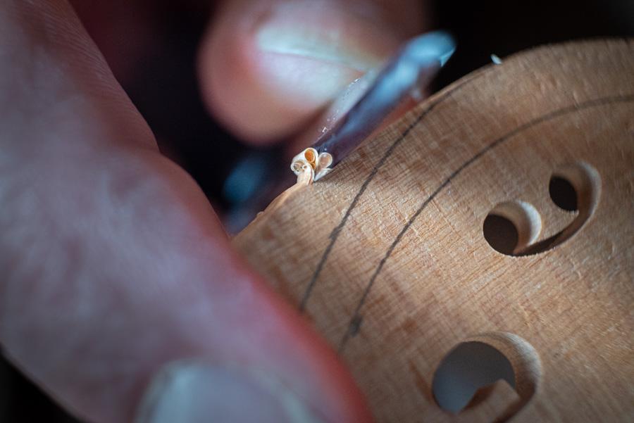 Façonnage d'un chevalet de violon