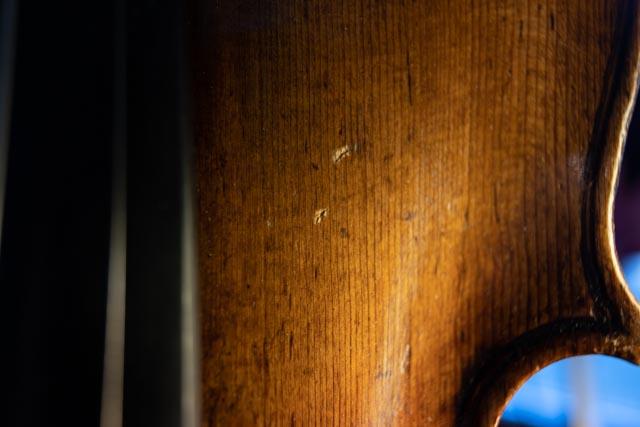 Coups dans la table d'un violon italien ancien