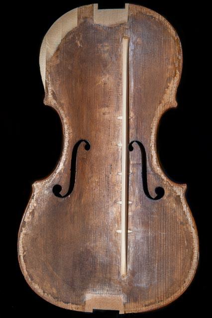 Table de violon en resyauration : vue face interne